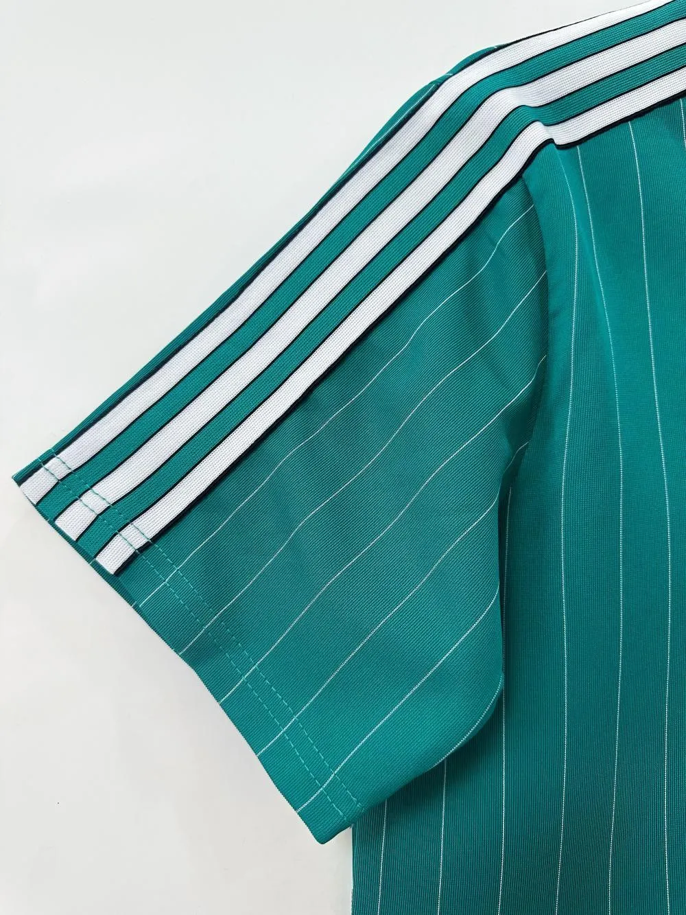2025-26 Liverpool Retro Kit