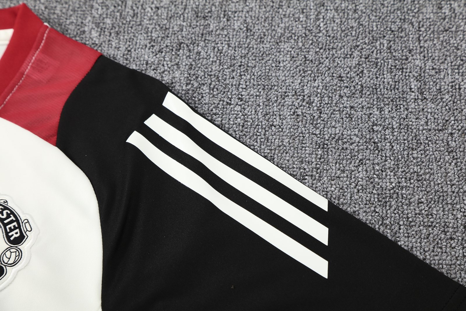 2025-26 Manchester United white short-sleeved training jersey