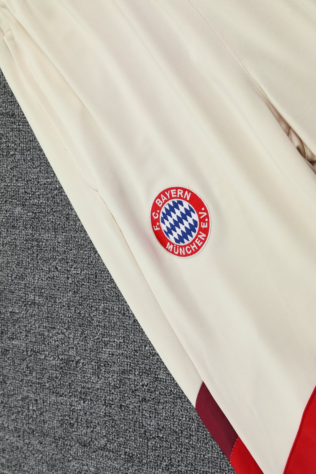 2025-26 Bayern Munich off-white training hooded jersey