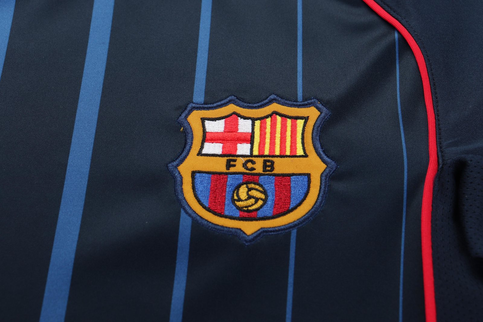 2004-05 Barcelona Away Retro Jersey - Kids