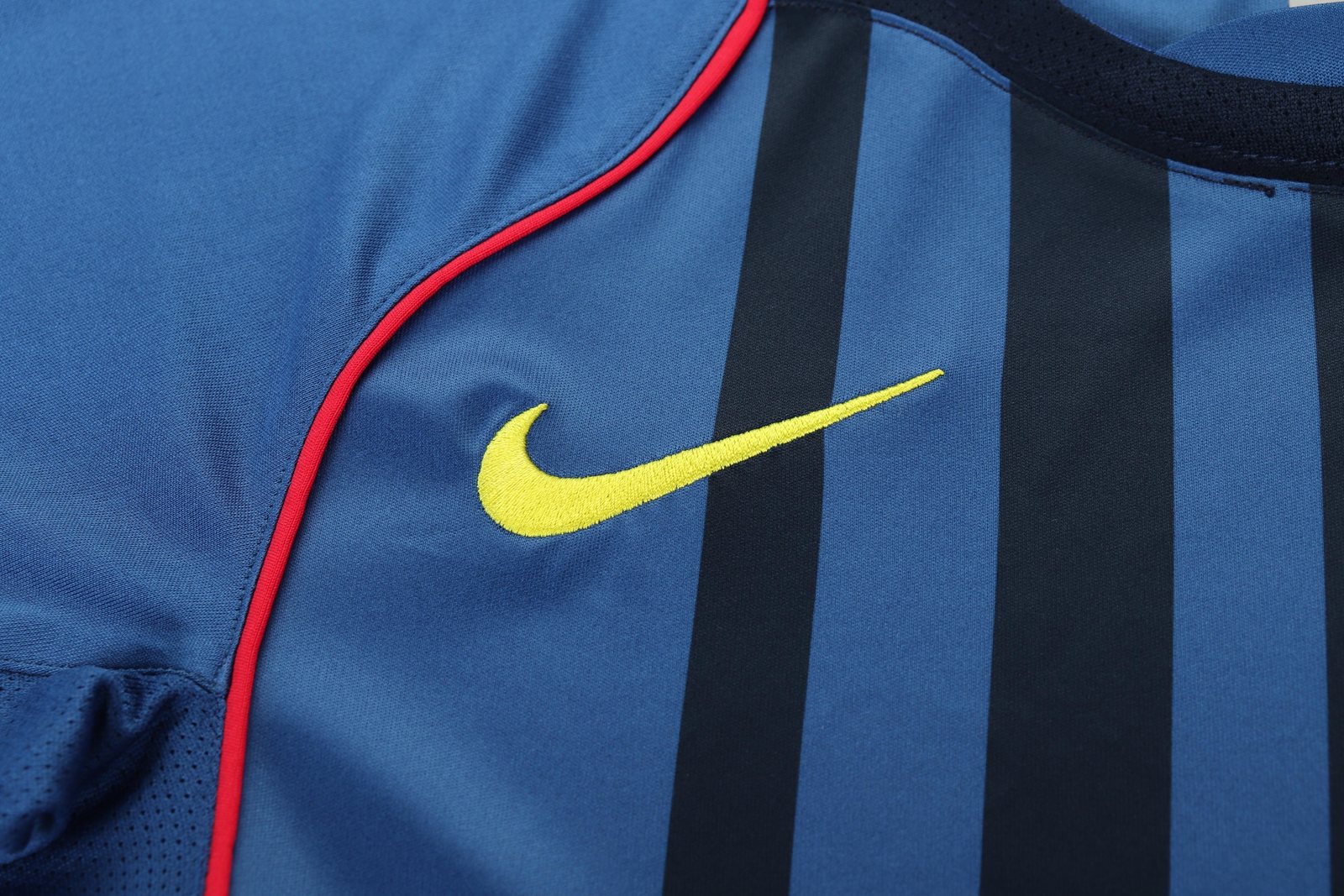 2004-05 Barcelona Away Retro Jersey - Kids