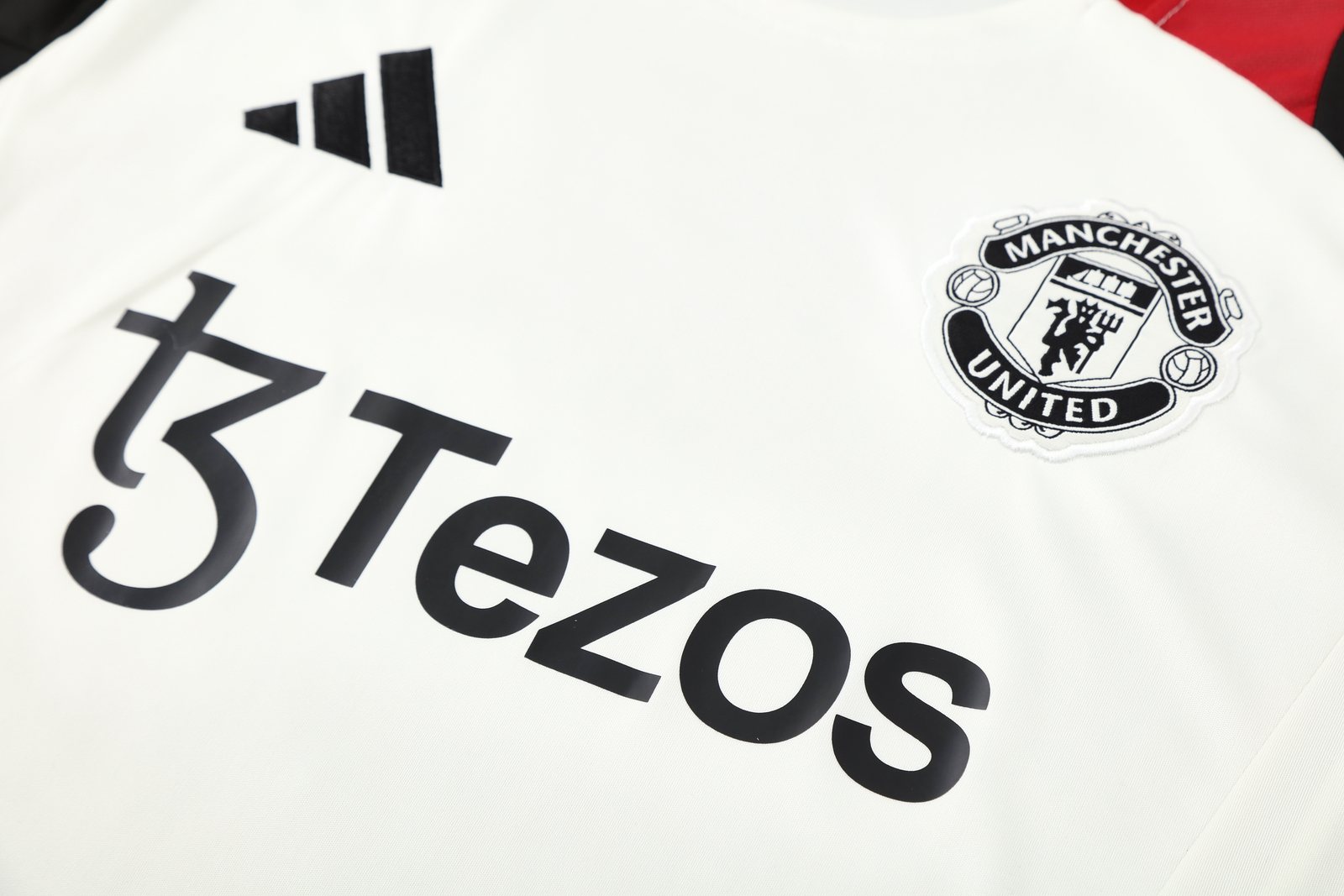 2025-26 Manchester United white short-sleeved training jersey