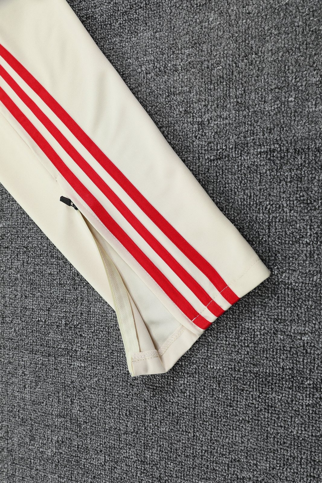2025-26 Bayern Munich off-white training hooded jersey