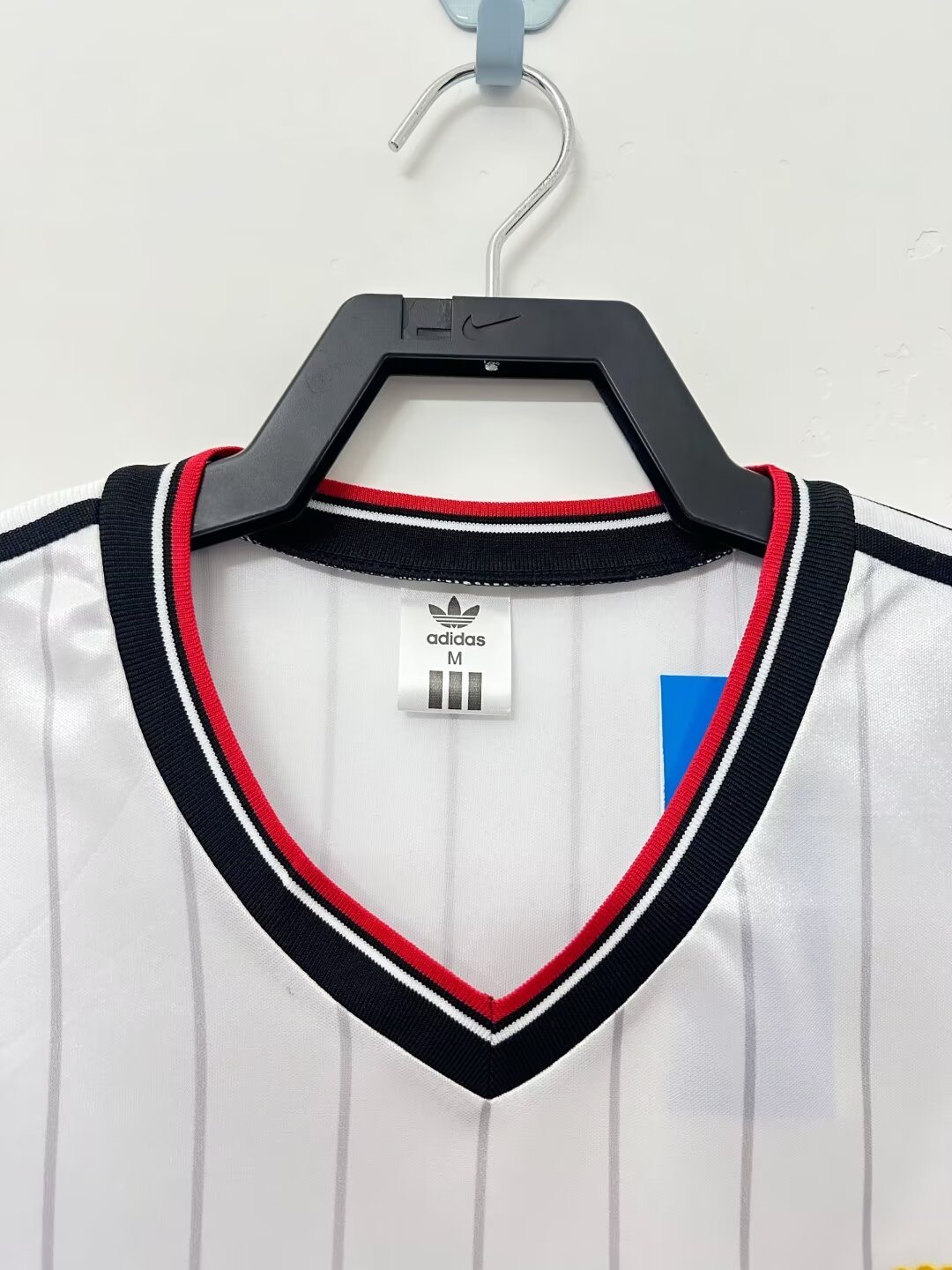 1983 Manchester United away retro jersey