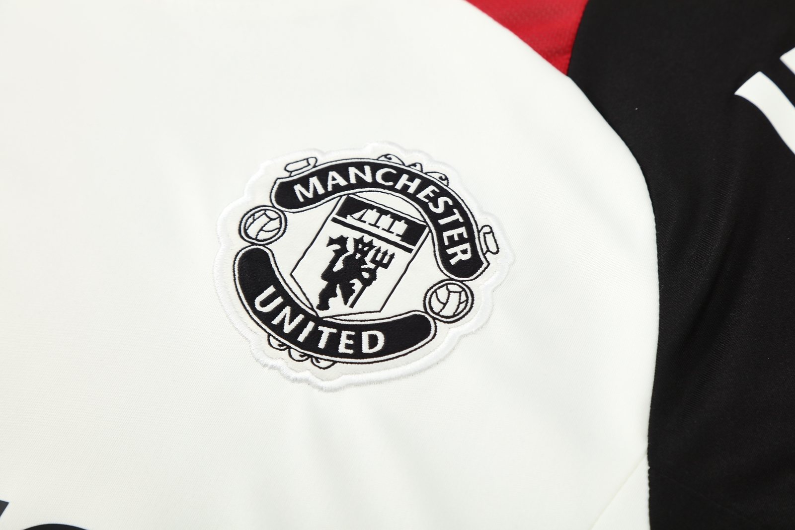 2025-26 Manchester United white short-sleeved training jersey
